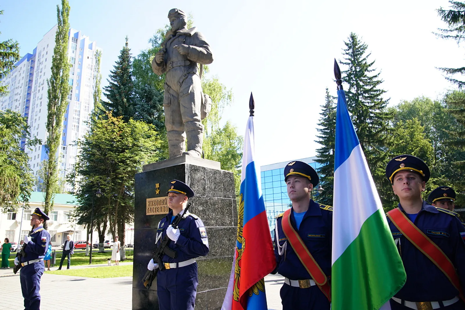 Р. Хабиров возложил цветы к памятнику Н. Гастелло в честь 100-летия ОДК-УМПО