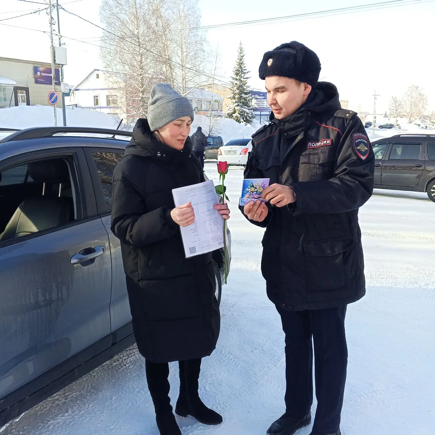 Сотрудники Госавтоинспекции Мишкинского района поздравили автоледи с  8-Марта