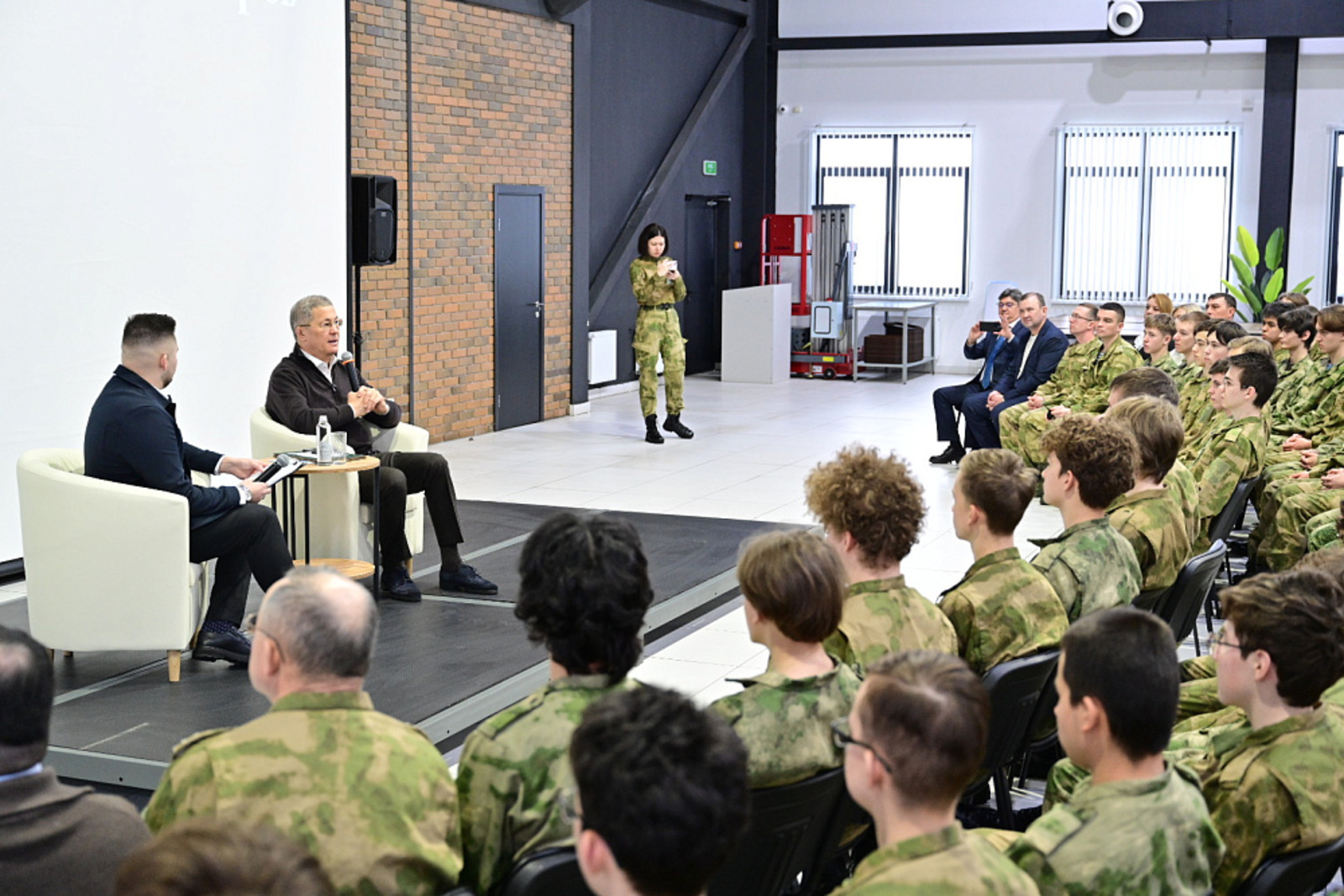 Радий Хабиров встретился с участниками учебных сборов в парке «Патриот»