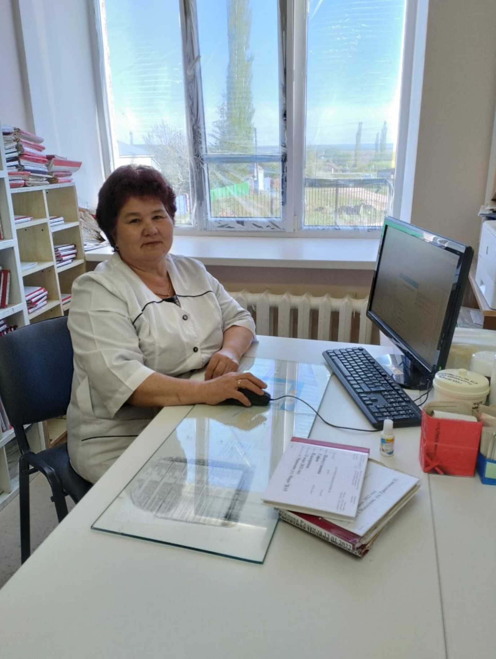 Медицинская сестра  Виля Набиева из села Мишкино много лет работает  с детьми