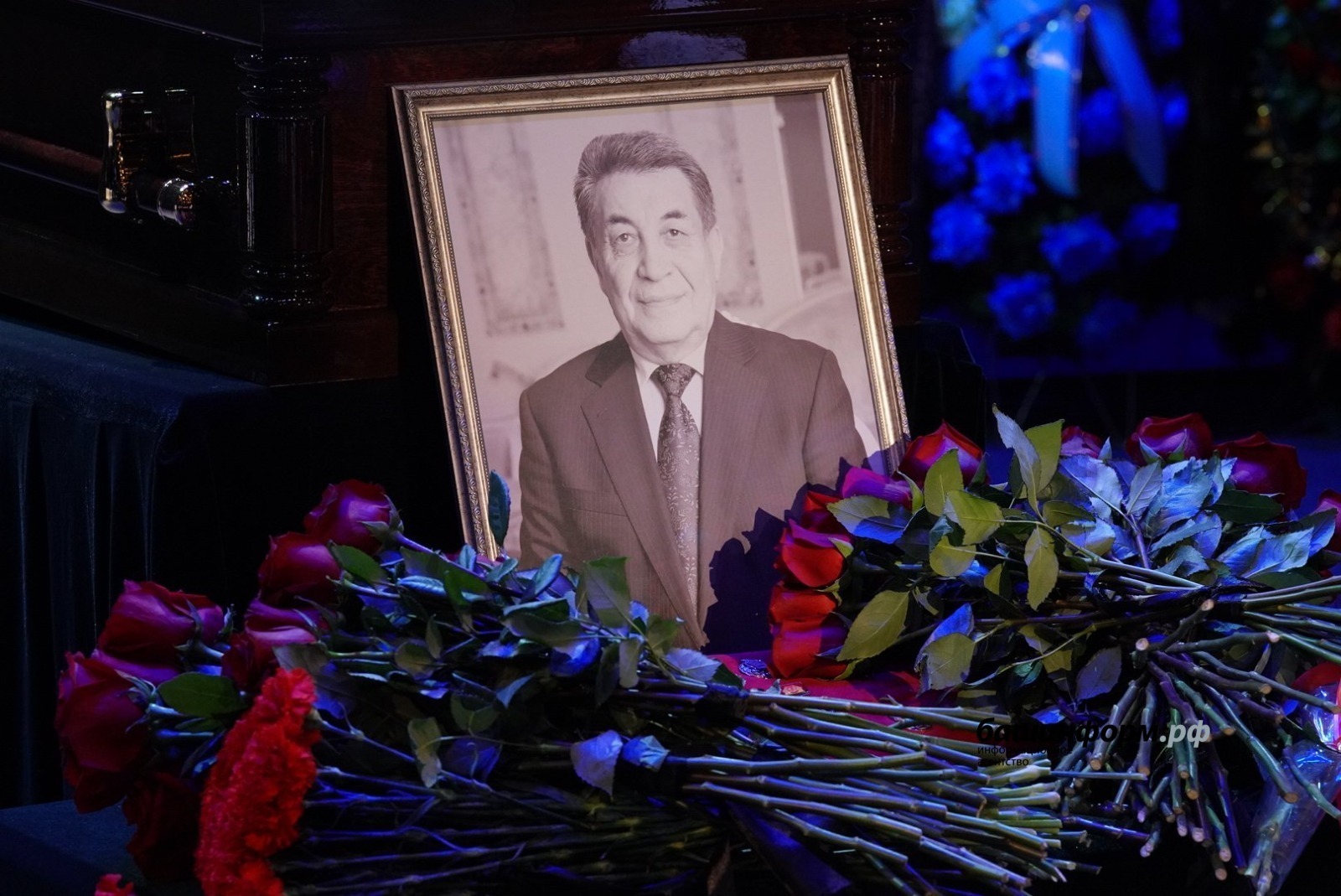 В Уфе тысячи людей проводили в последний путь народного артиста Олега Ханова