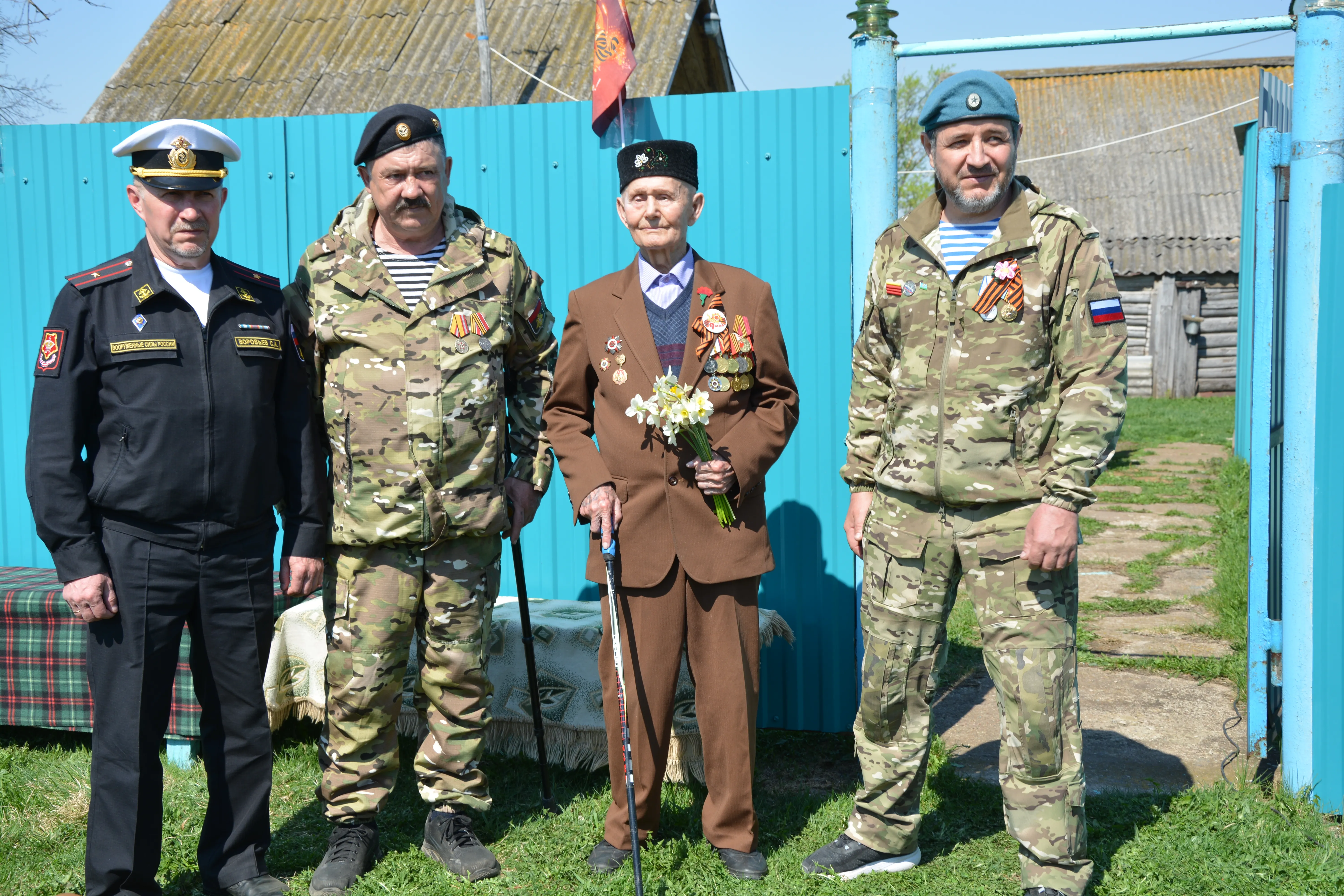 У дома ветерана Г. Нурисламова из д.Малые Шады прошло чествование.