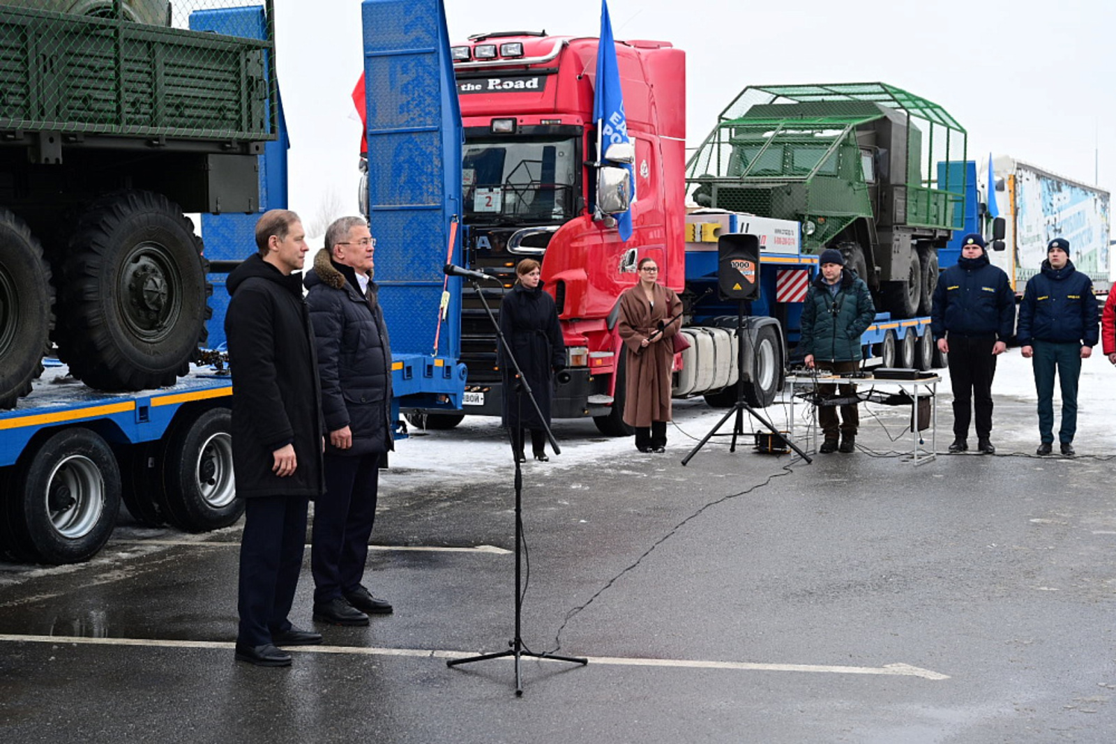 Денис Мантуров и Радий Хабиров приняли участие в отправке гуманитарной помощи