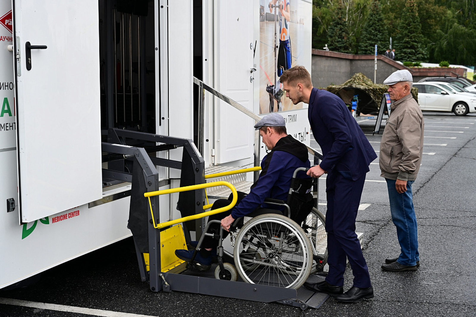Радий Хабиров ознакомился с мобильным реабилитационным комплексом