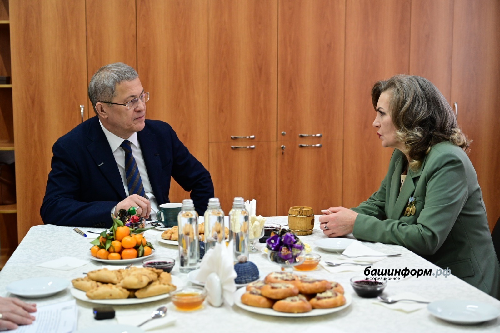 Глава Башкирии встретился с матерью Героя России Максима Рыбакова в Белорецке