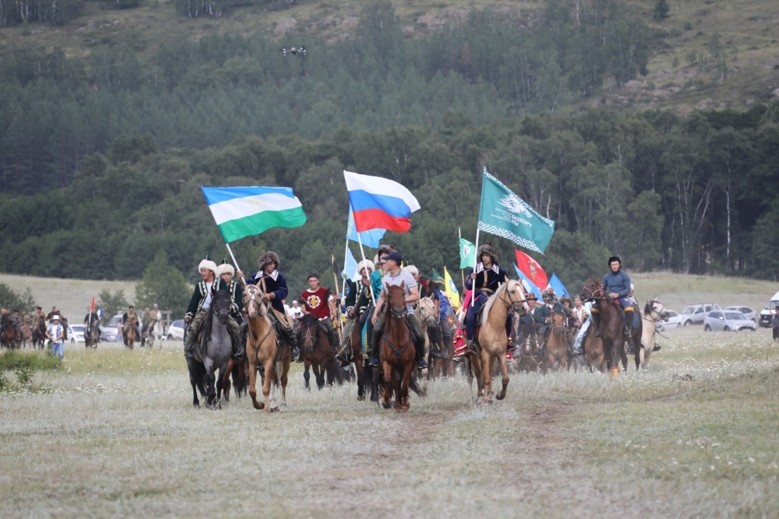 Валерий Шахов https://bv02.info/ На фестивале башкирской лошади прошел конный парад, собравший участников из разных регионов России и зарубежья