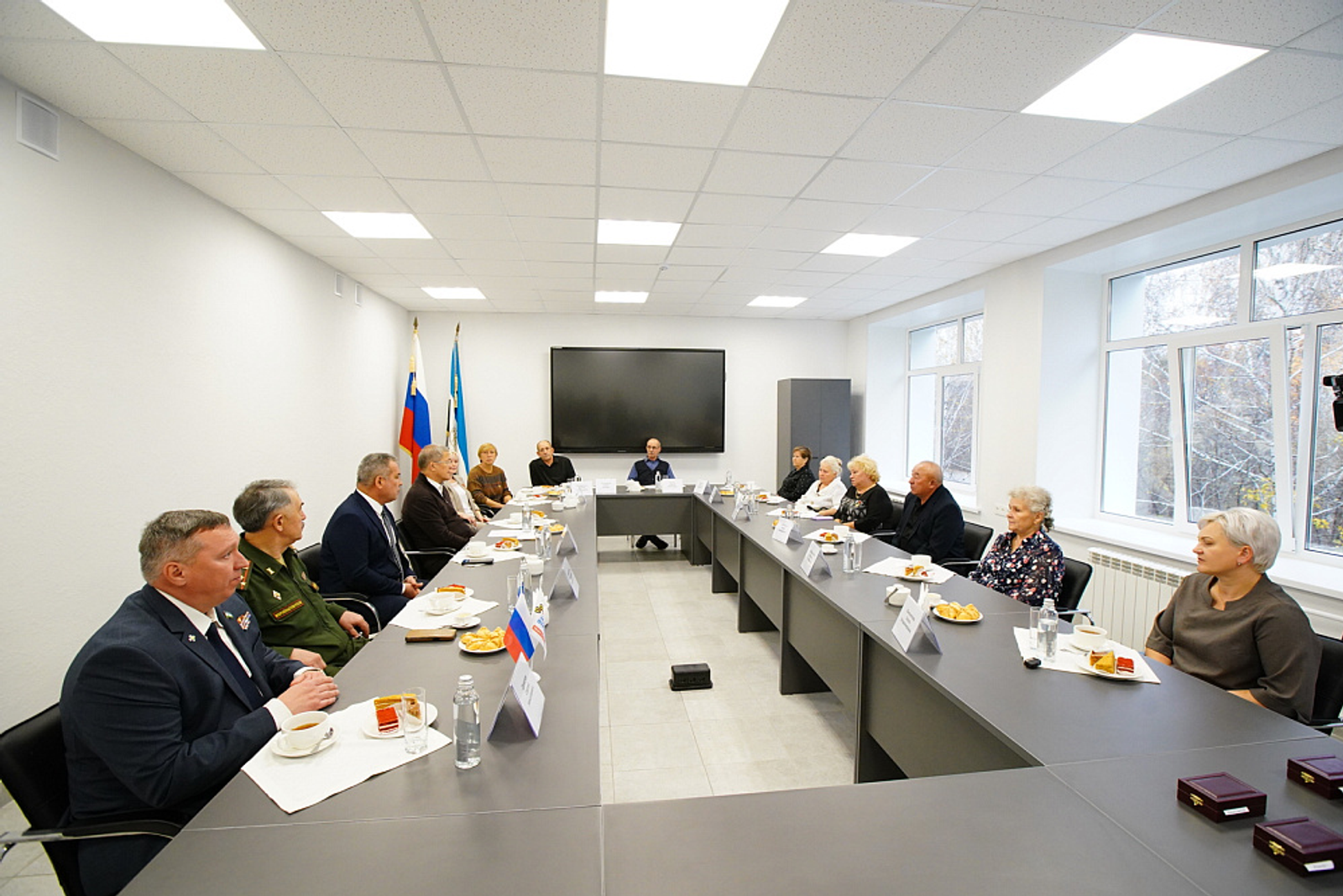 Радий Хабиров передал ордена  Шаймуратова семьям погибших бойцов из Салавата