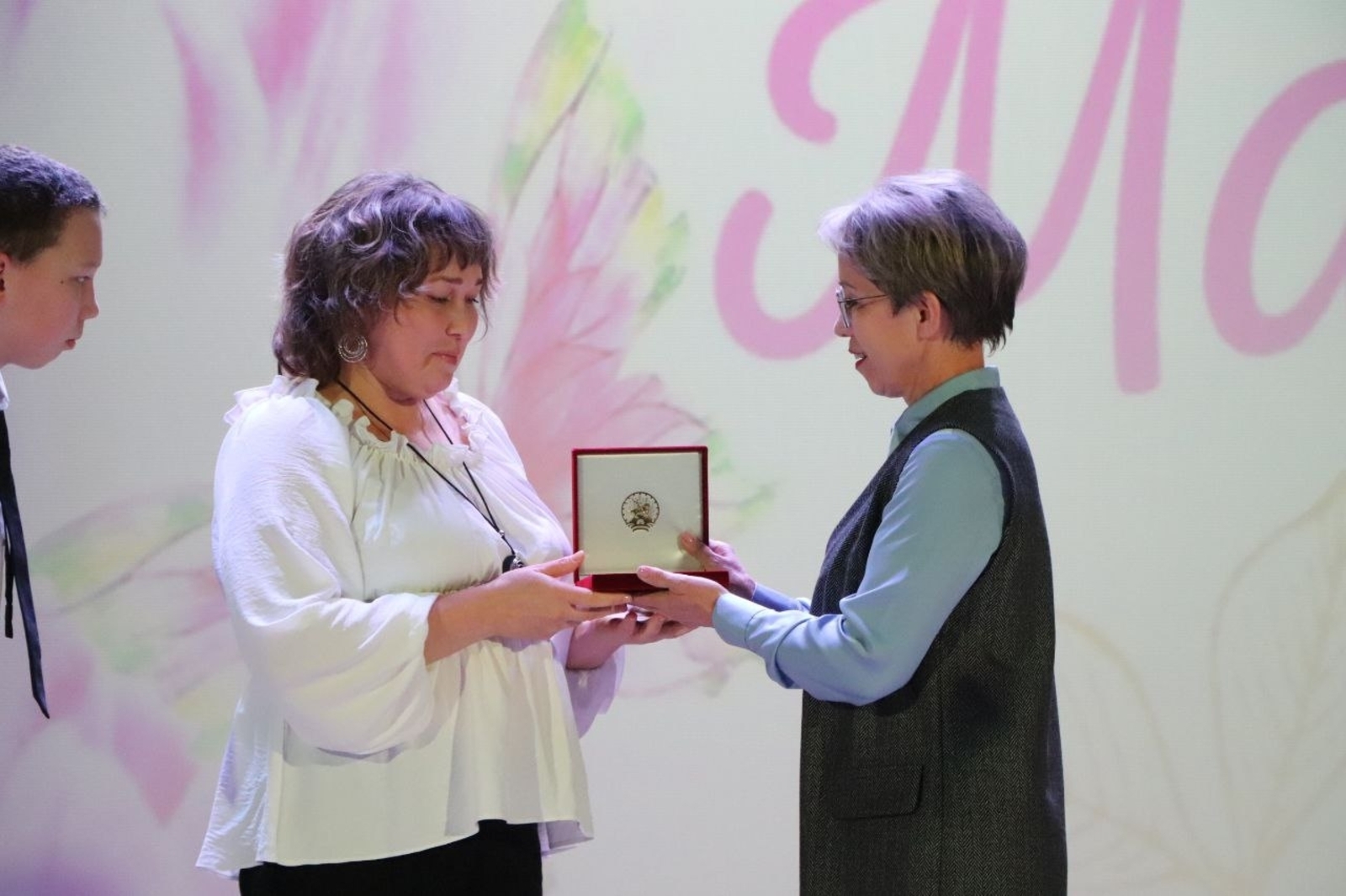 Многодетную маму Олесю Алексееву наградили медалью "Материнская слава"