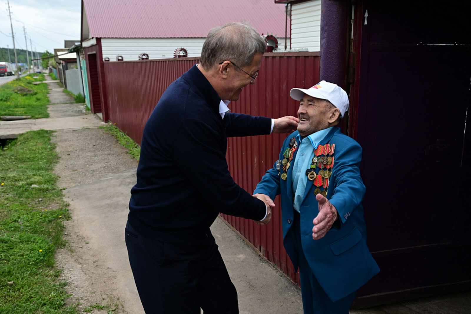 Радий Хабиров поздравил ветерана-танкиста Габдрауфа Гареева из Белебея
