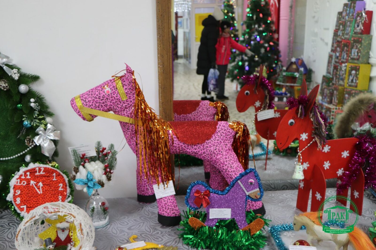 В канун Нового года в Мишкинском РДК состоялся творческий конкурс поделок