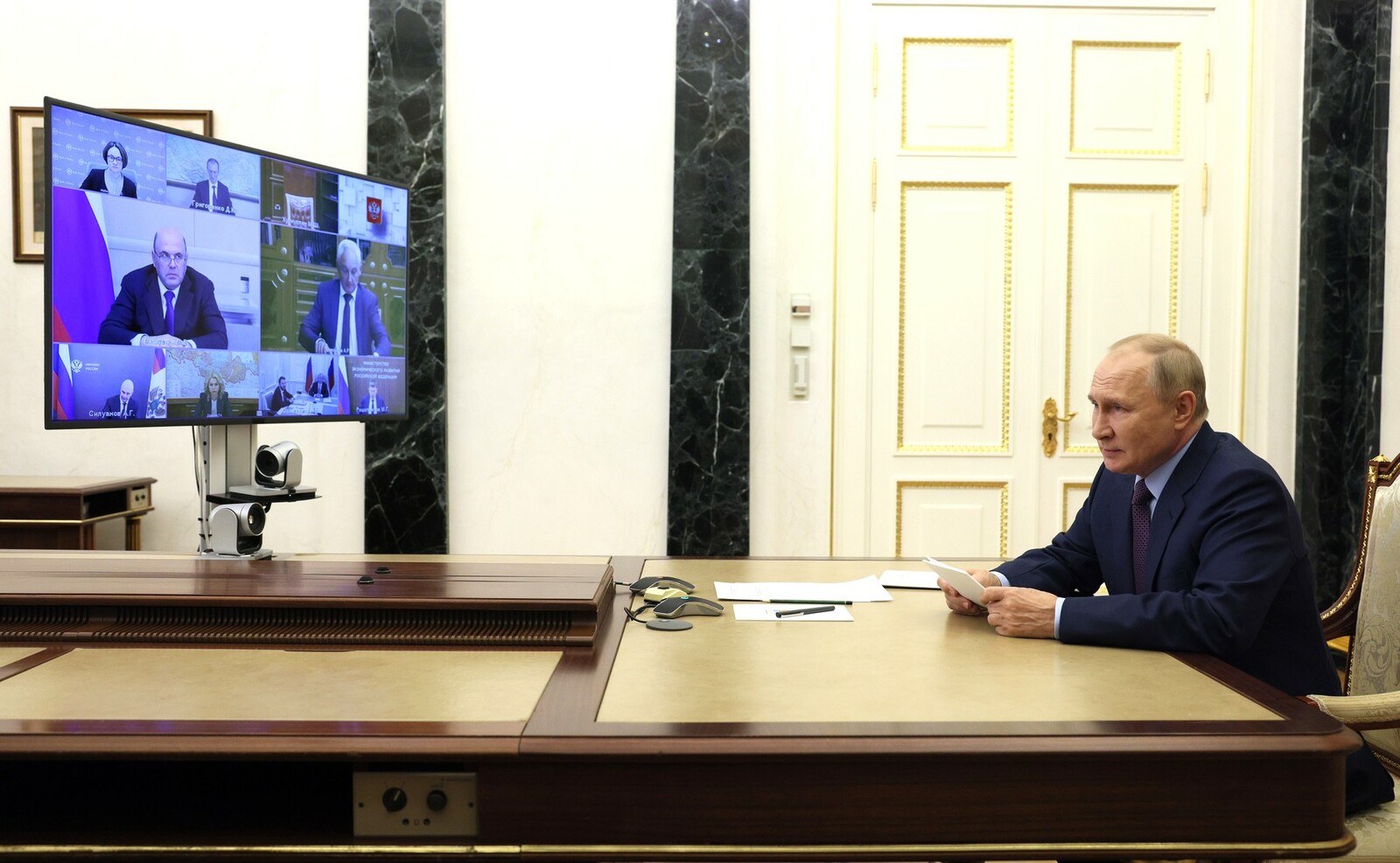 Владимир Путин в режиме видеоконференции провёл совещание по экономическим вопросам
