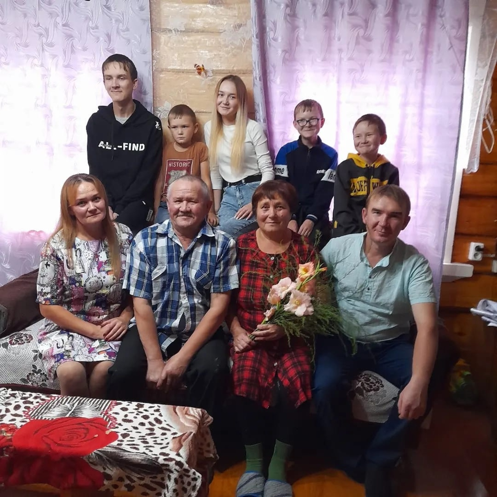 Секретами  семейного счастья поделилась многодетная мама из деревни Озерки Наталья Биктышева
