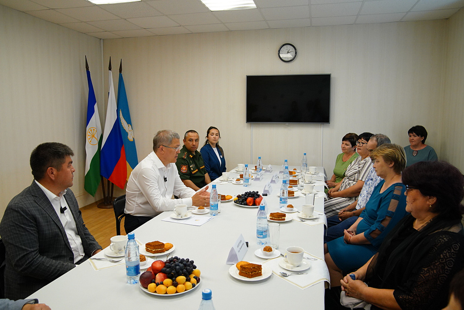 Радий Хабиров передал ордена генерала Шаймуратова семьям погибших участников СВО