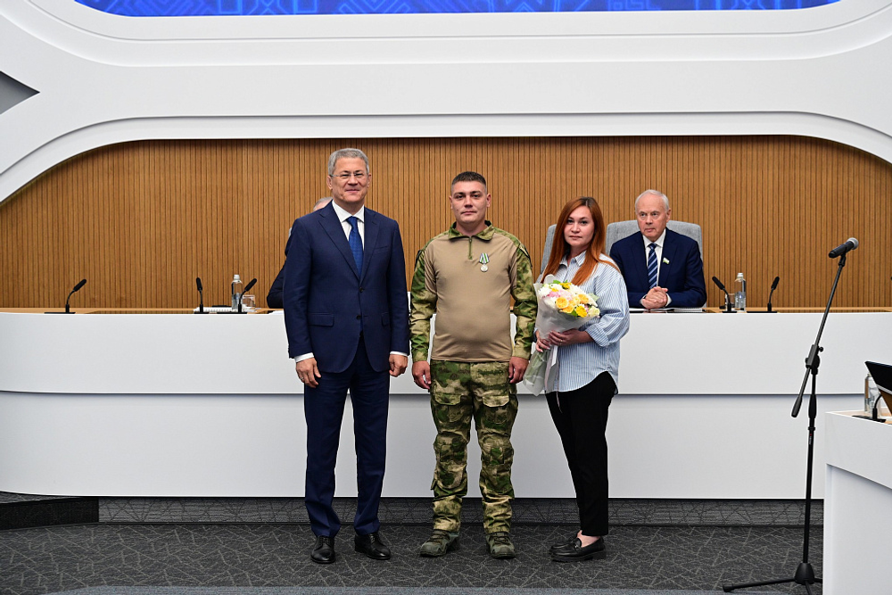 Радий Хабиров вручил участникам СВО медали генерала Шаймуратова