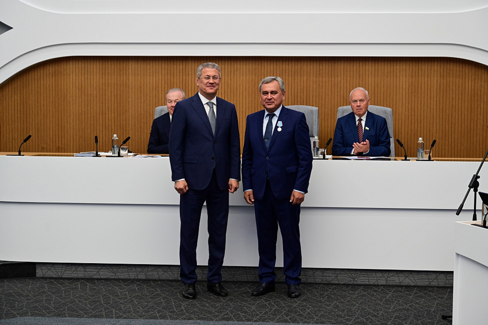 Радий  Хабиров вручил Хайдару Валееву юбилейную медаль