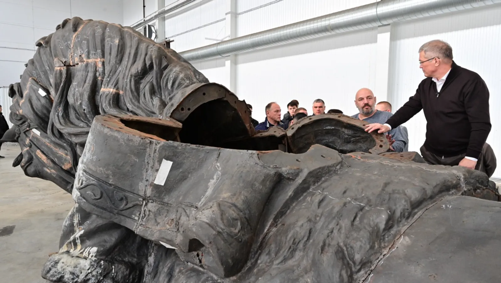 Хабиров проверил ход реставрации памятника Салавату Юлаеву в Уфе