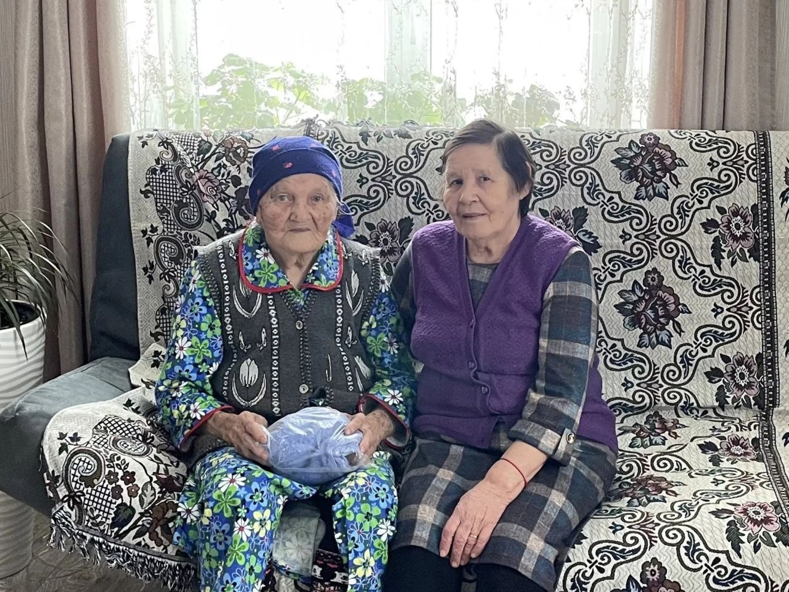 Долгожительницам  Н. Тимиркаевой и М. Яндимировой вручили поздравительные письма