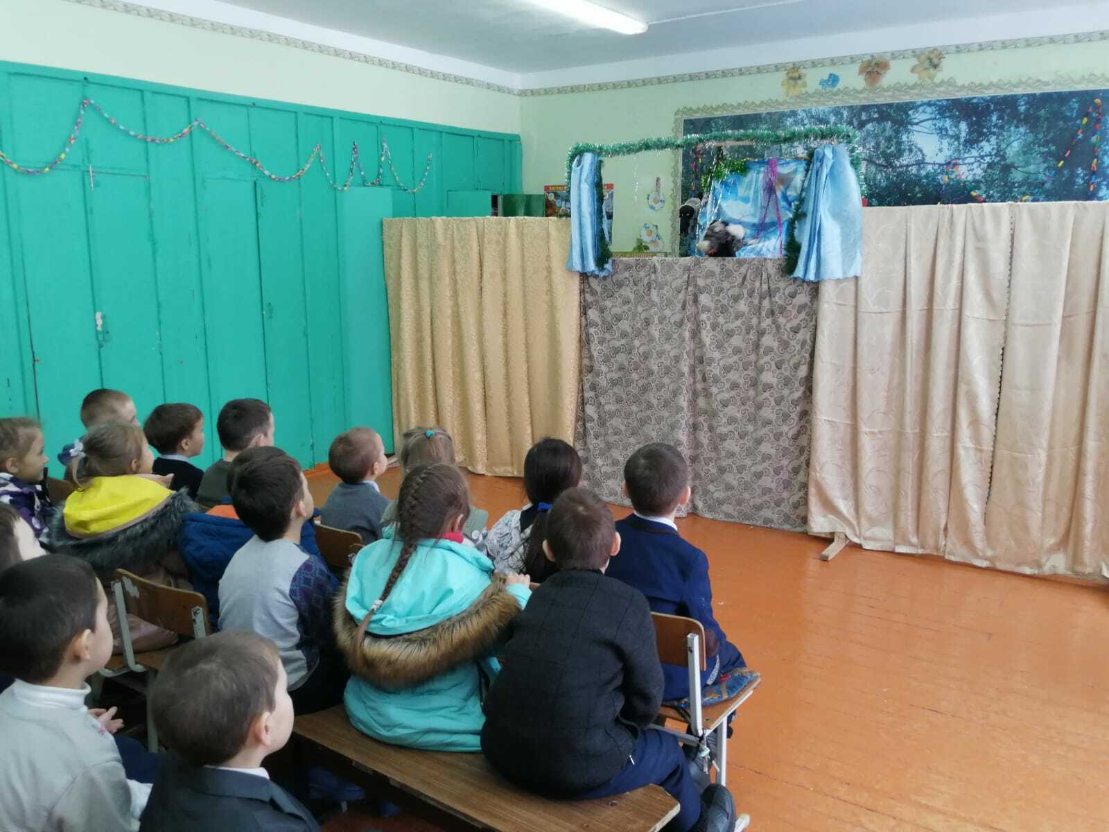 В  школе с. Камеево Мишкинского района прошло театрализованное представление  «Как Зайка ждёт Новый год»
