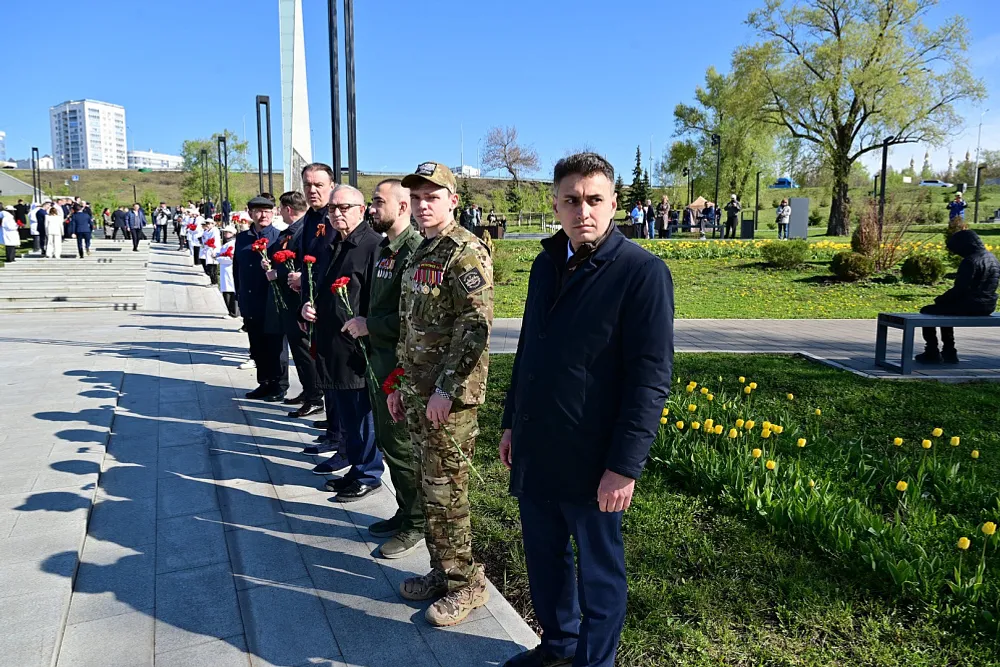 Радий Хабиров возложил цветы к стеле «Уфа – город трудовой доблести»