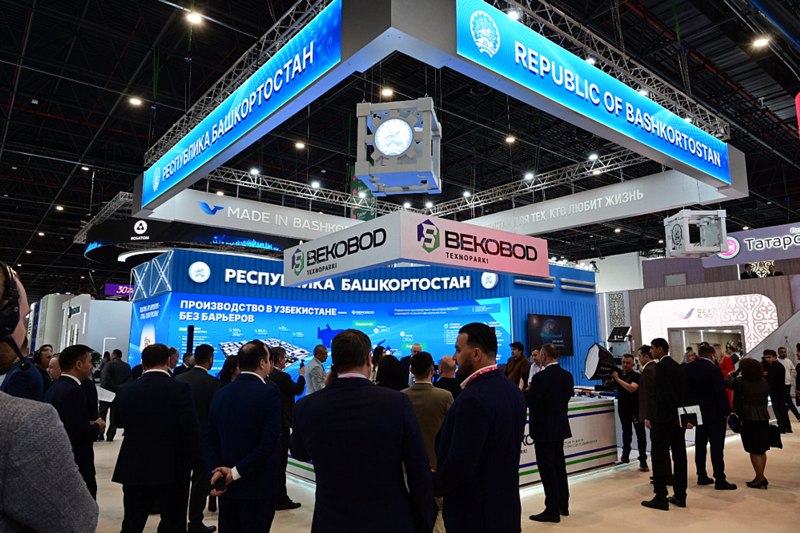 Радий Хабиров презентовал стенд Башкортостана на выставке