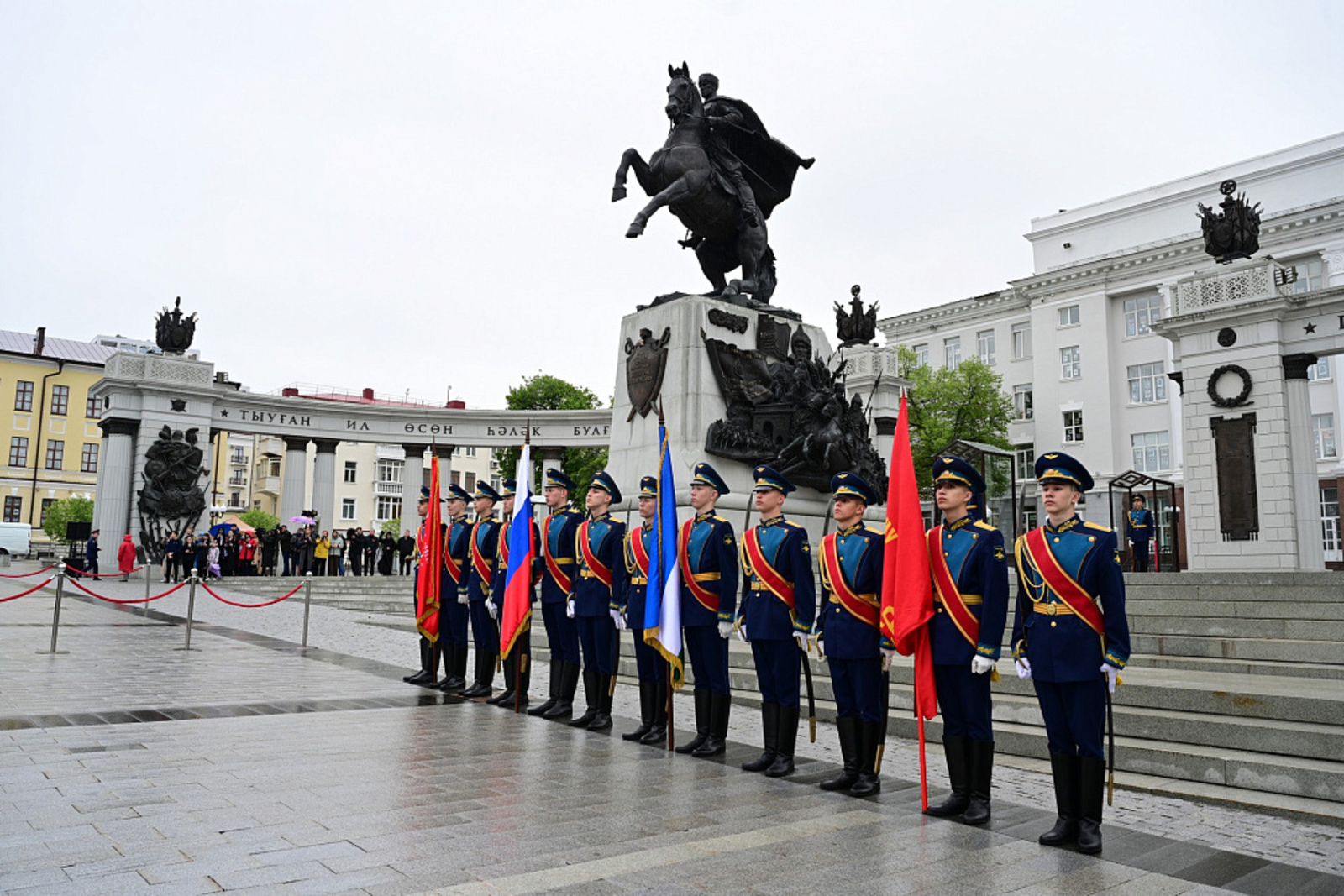 Радий Хабиров в День 80-летия Победы возложил цветы к памятнику М. Шаймуратова