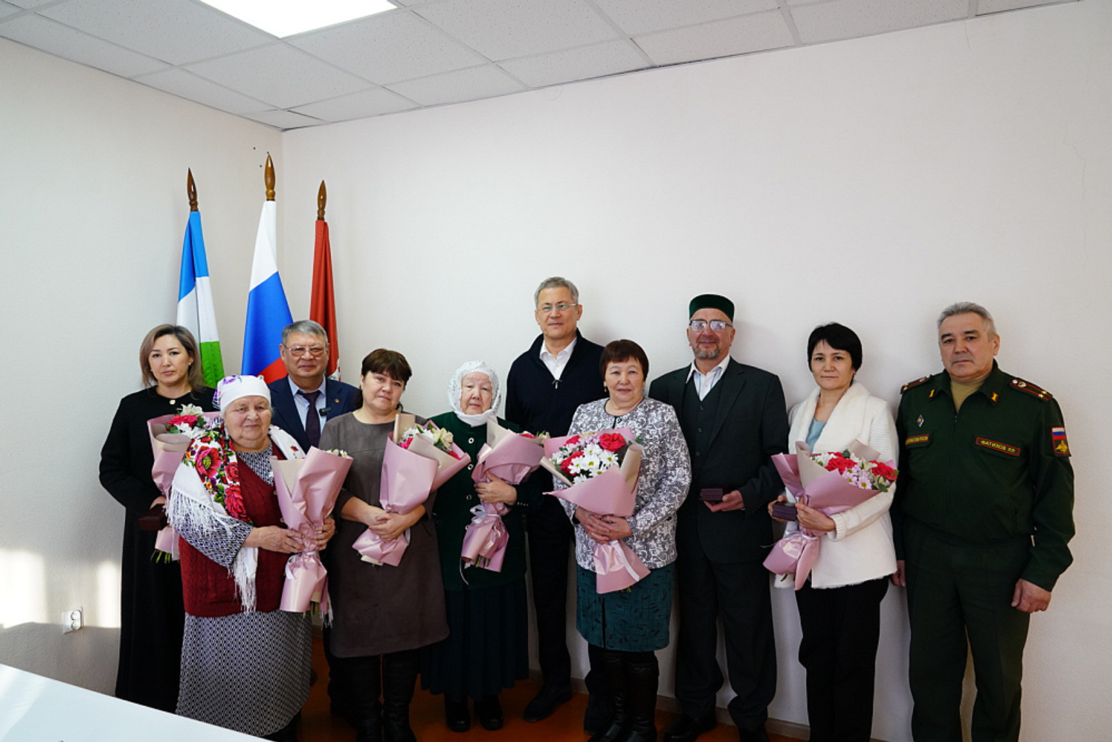 Радий Хабиров передал ордена генерала Шаймуратова семьям погибших участников СВО