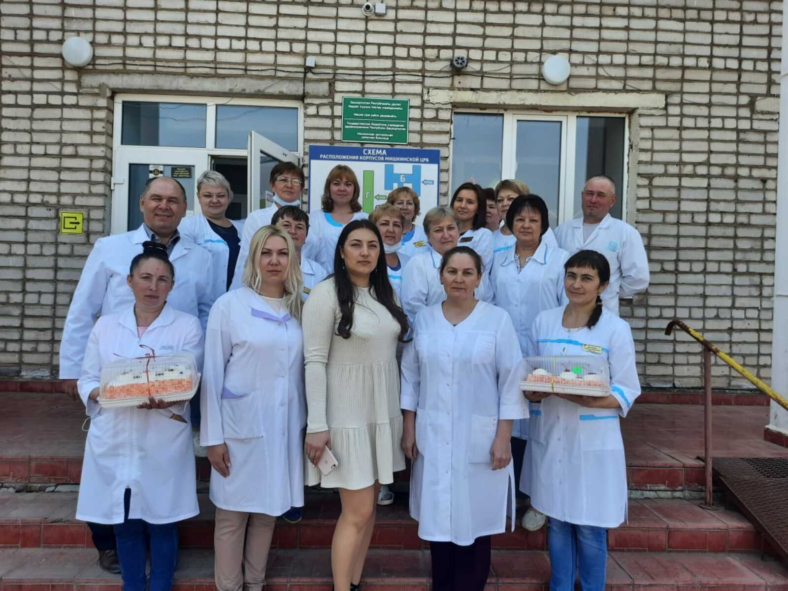 Медицинские сестры поликлиники Мишкинского района наравне с нашими  неравнодушными к чужим страданиям врачами встречают больных, выслушивают их, помогают во всем