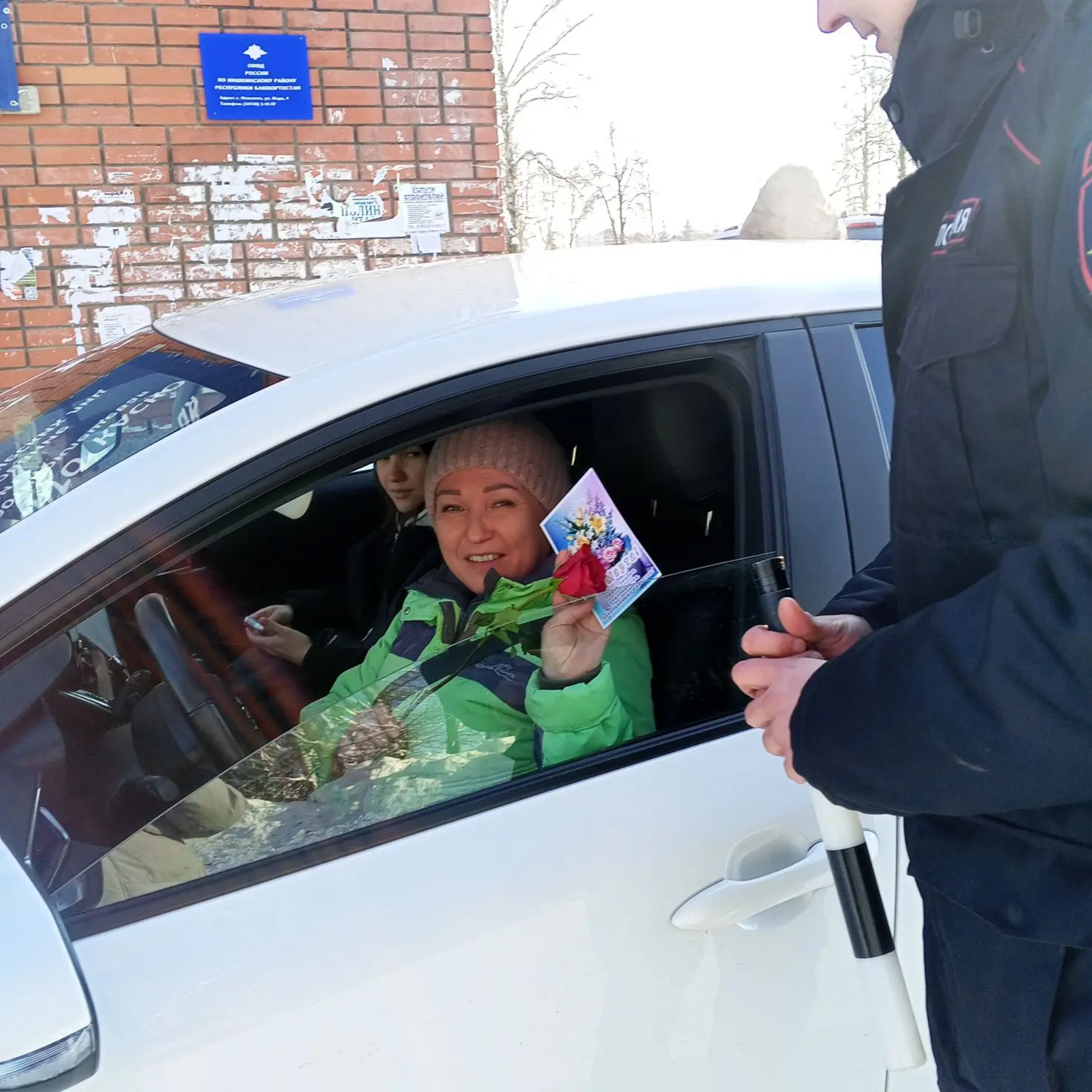 Сотрудники Госавтоинспекции Мишкинского района поздравили автоледи с  8-Марта