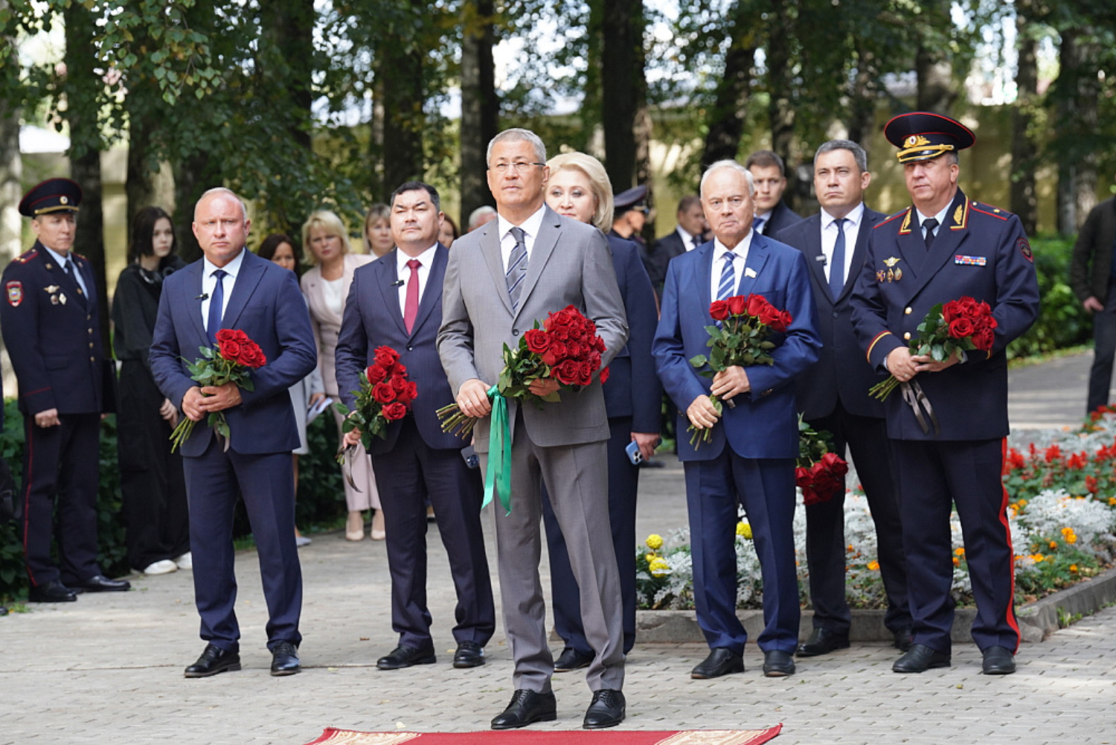 Радий Хабиров в Бирске возложил цветы к памятнику воинов-участников ВОВ