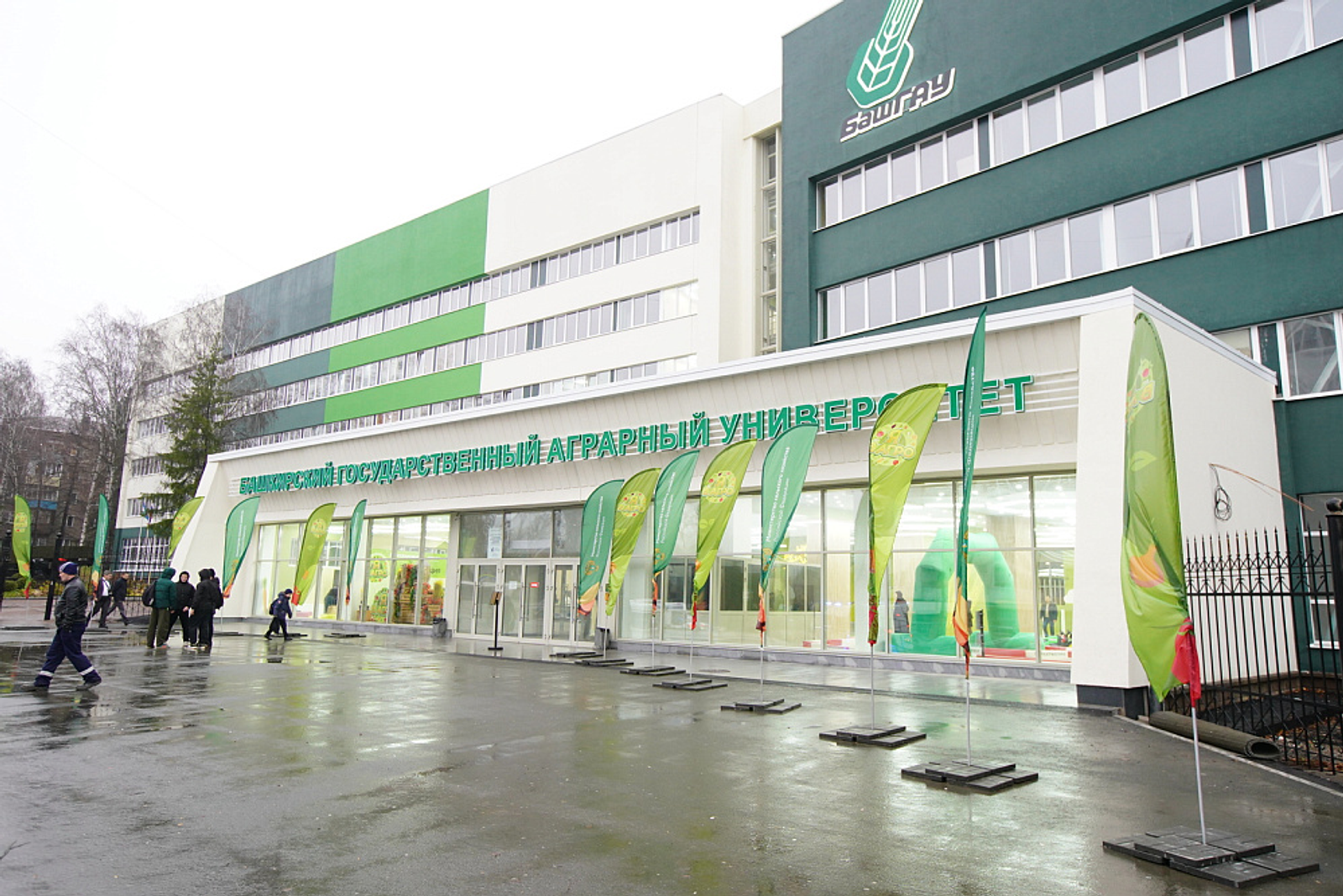 Радий Хабиров посетил в Уфе образовательную площадку «Город профессий АПК»