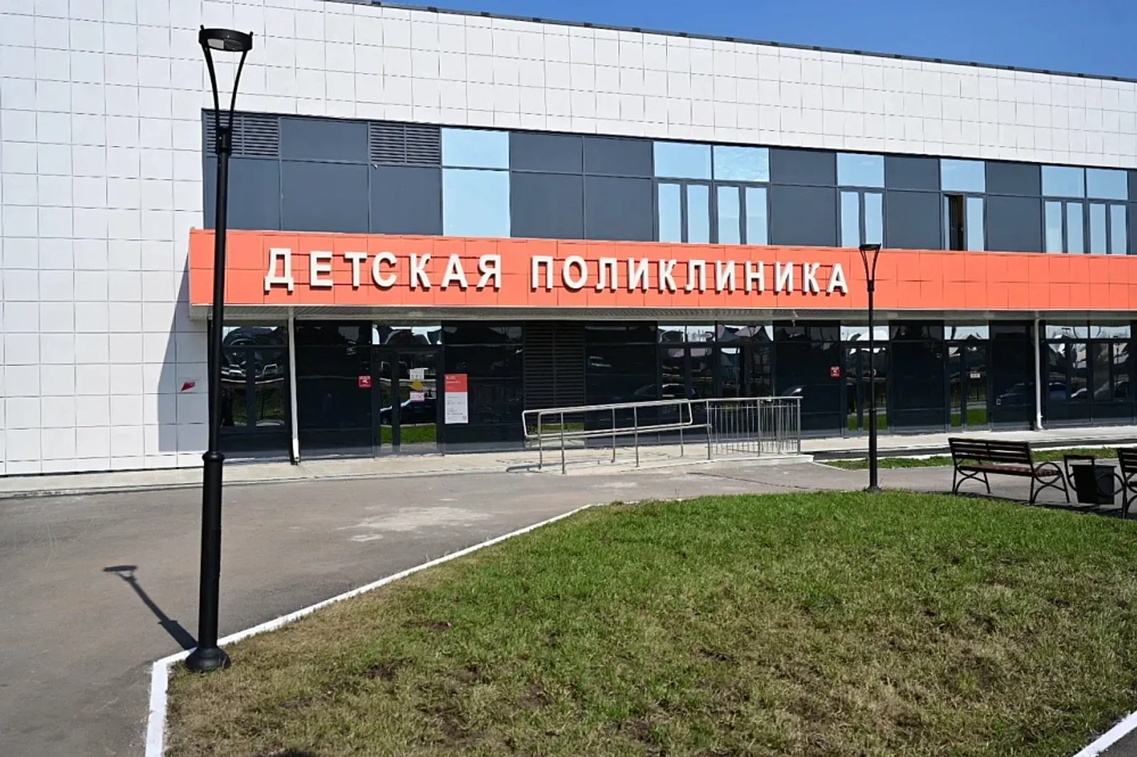 Радий Хабиров посетил новую детскую поликлинику в Кармаскалах