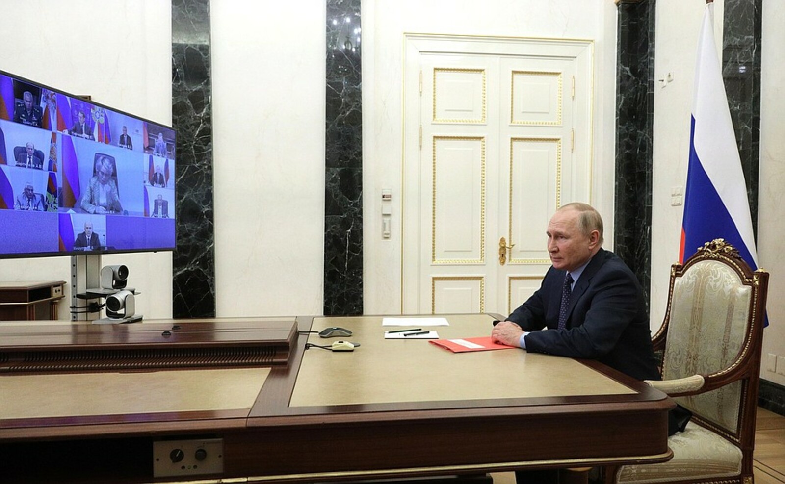 Владимир Путин в режиме видеоконференции провёл оперативное совещание с постоянными членами Совета Безопасности