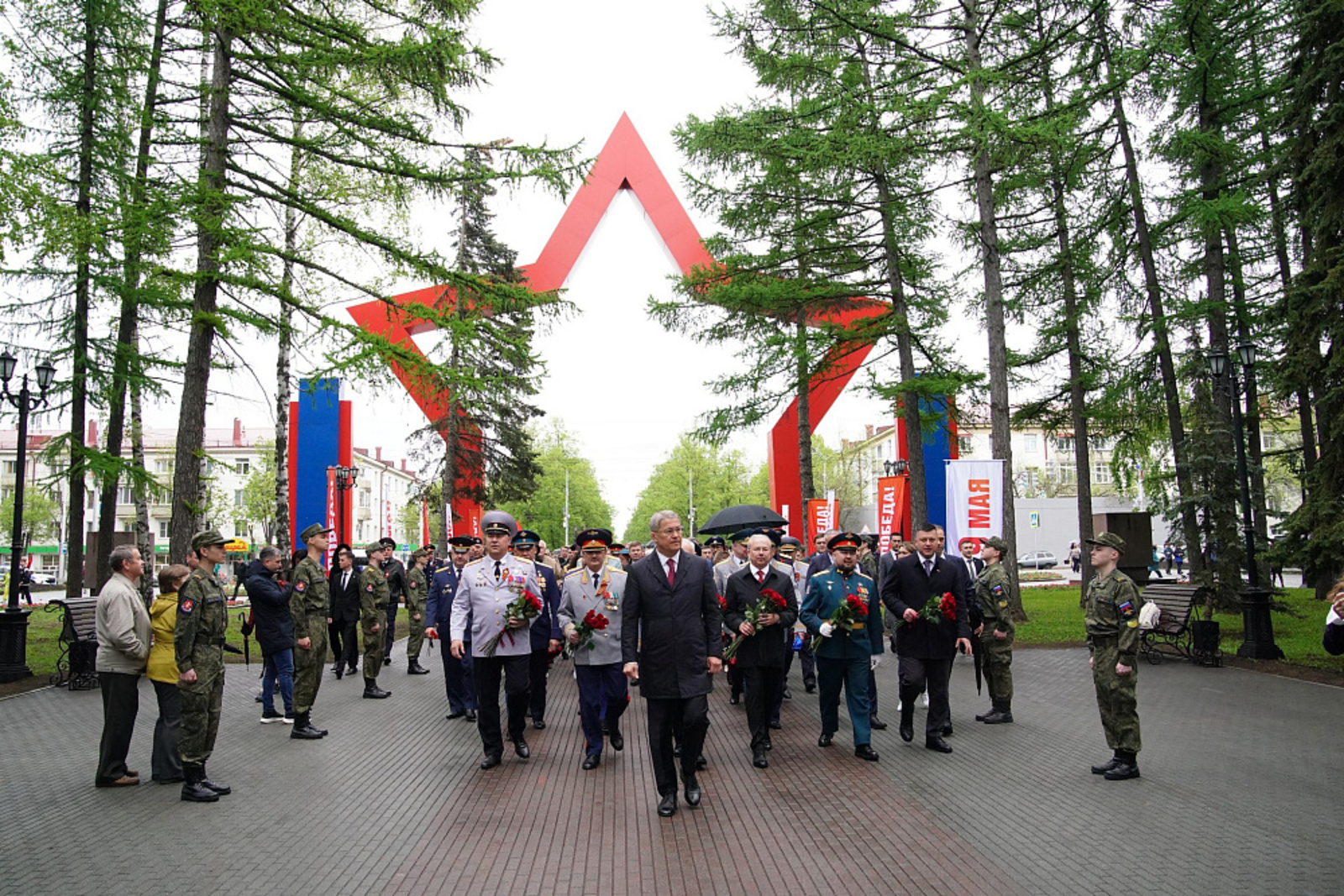 Радий Хабиров возложил венок Славы к Вечному огню в уфимском парке Победы