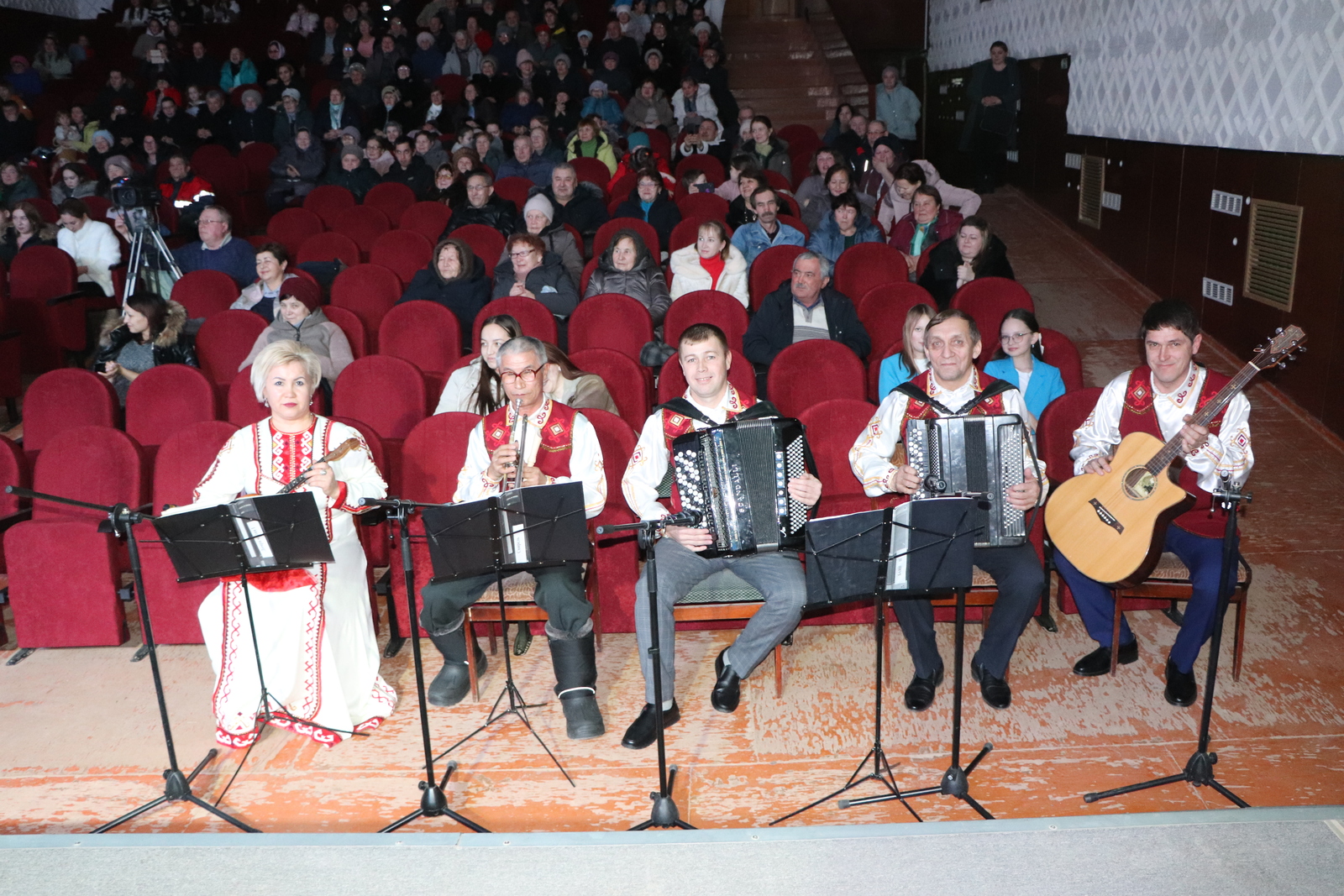 Светлана Шахмадеева 20 лет является руководителем Народного ансамбля народных инструментов