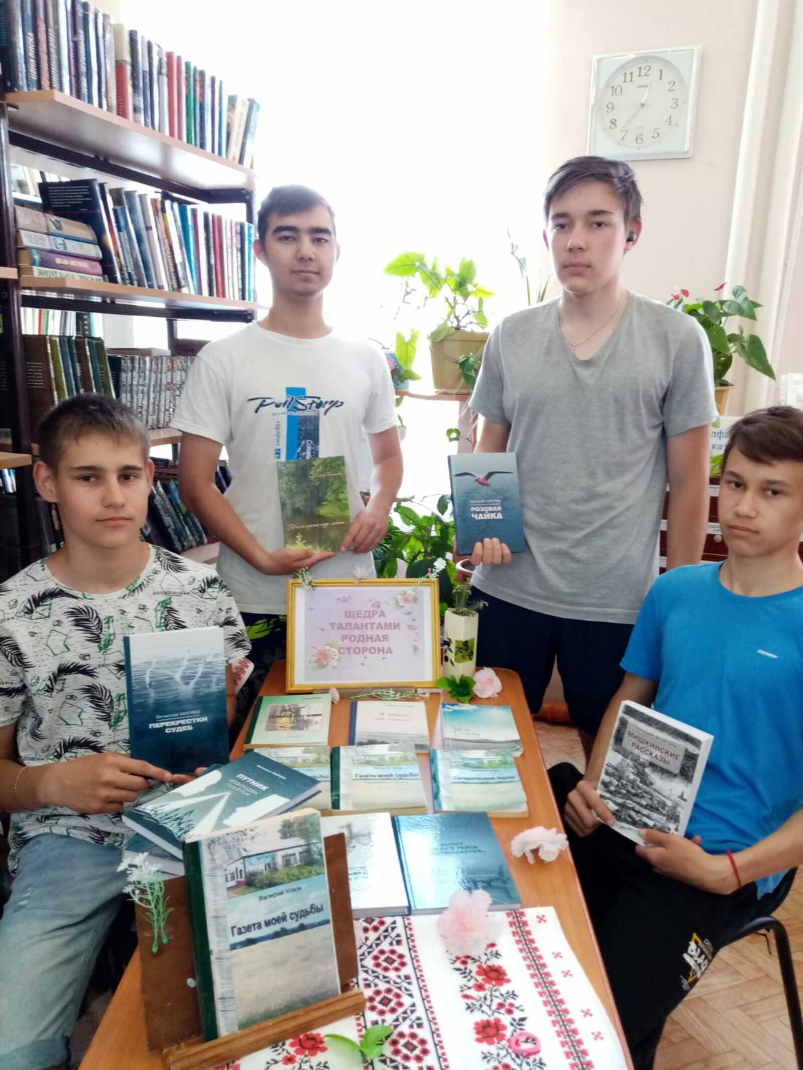 На абонементе Центральной библиотеки села Мишкино  работал открытый просмотр книг «Щедра талантами родная сторона»