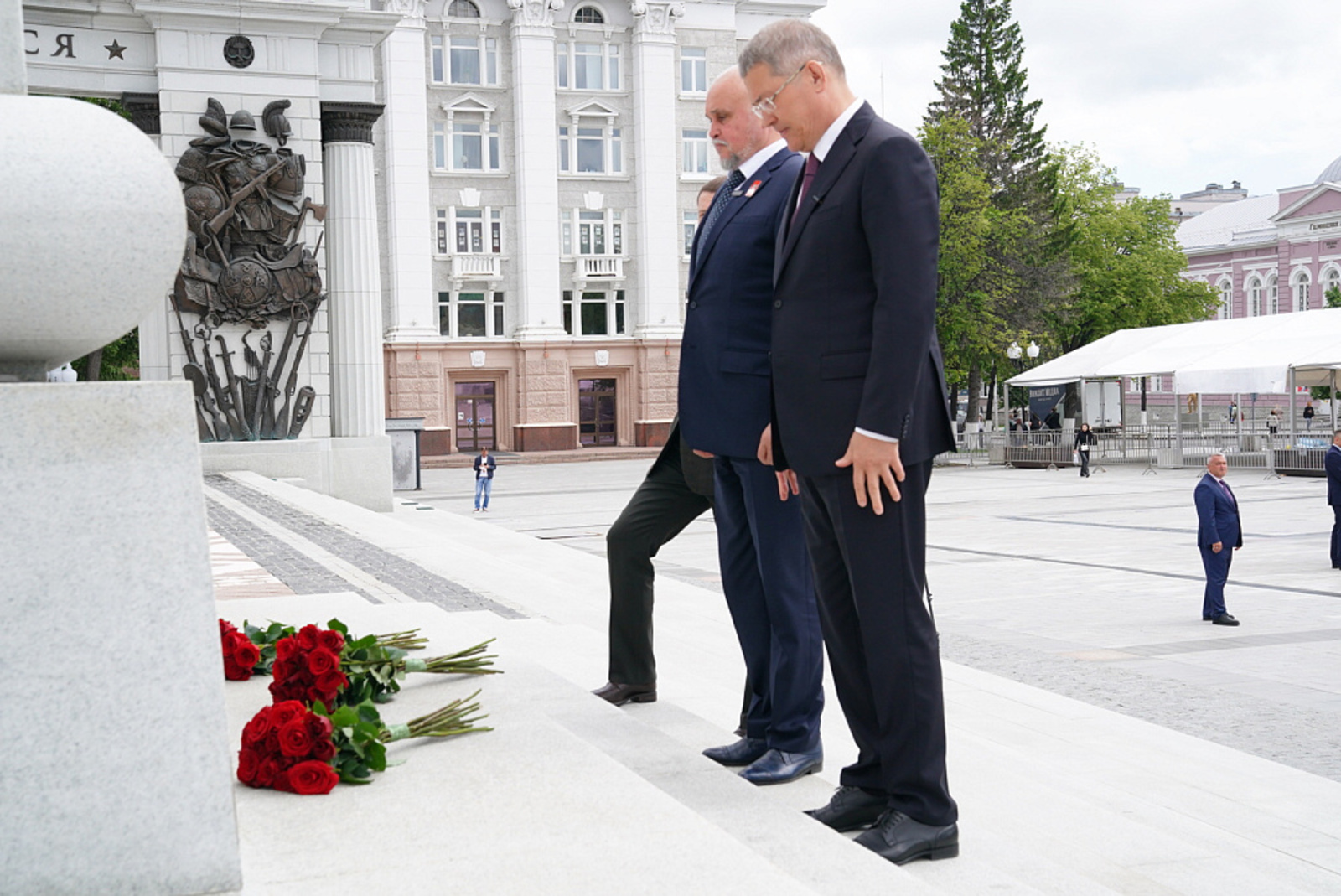 Сергей Цивилев и Радий Хабиров возложили цветы к памятнику Минигали Шаймуратову