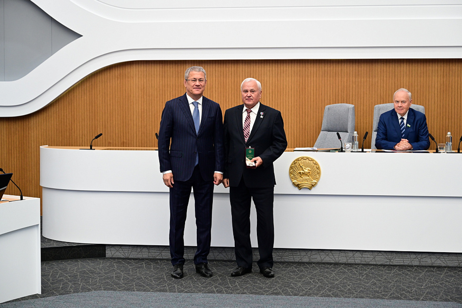 Радий Хабиров вручил орден генерала Шаймуратова Герою России Рифу Сахабутдинову