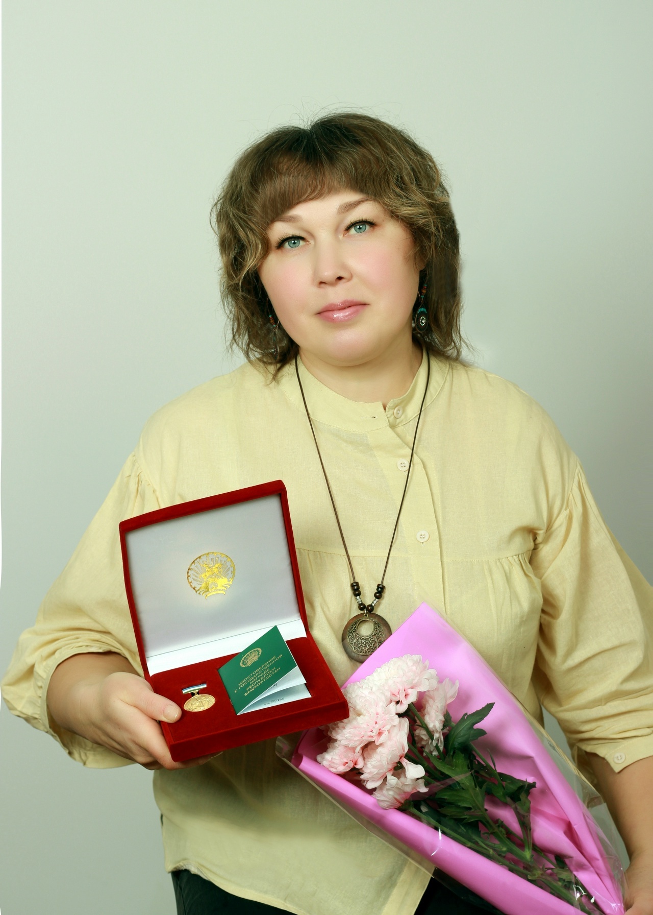 Многодетную маму Олесю Алексееву наградили медалью "Материнская слава"