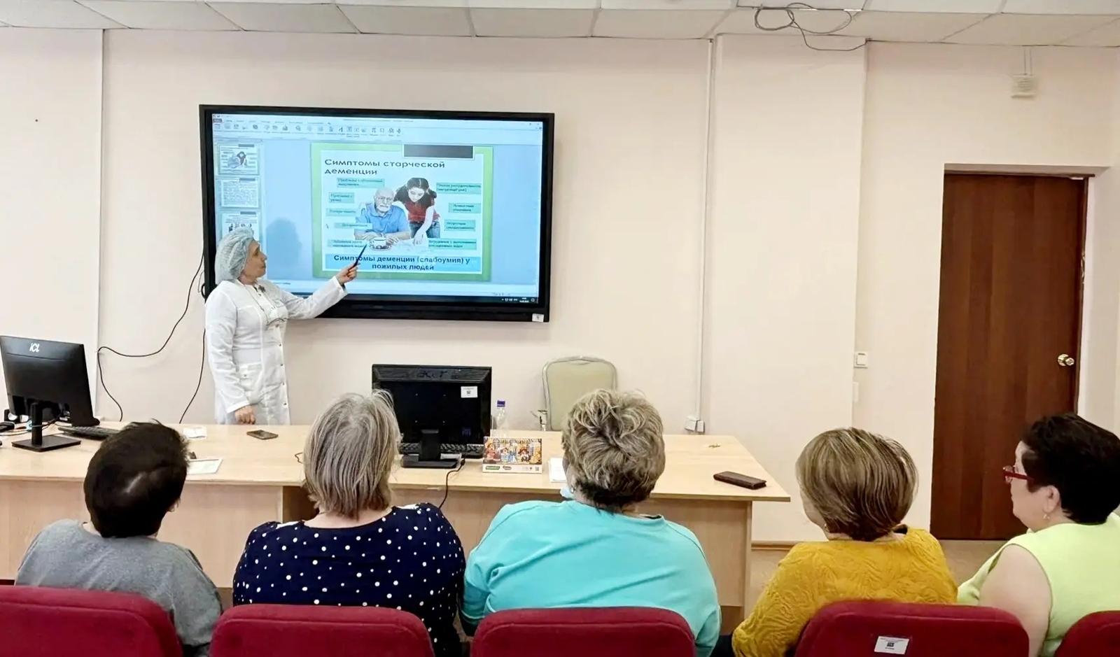 В Дёмской больнице проводят занятия «Школы активного долголетия»