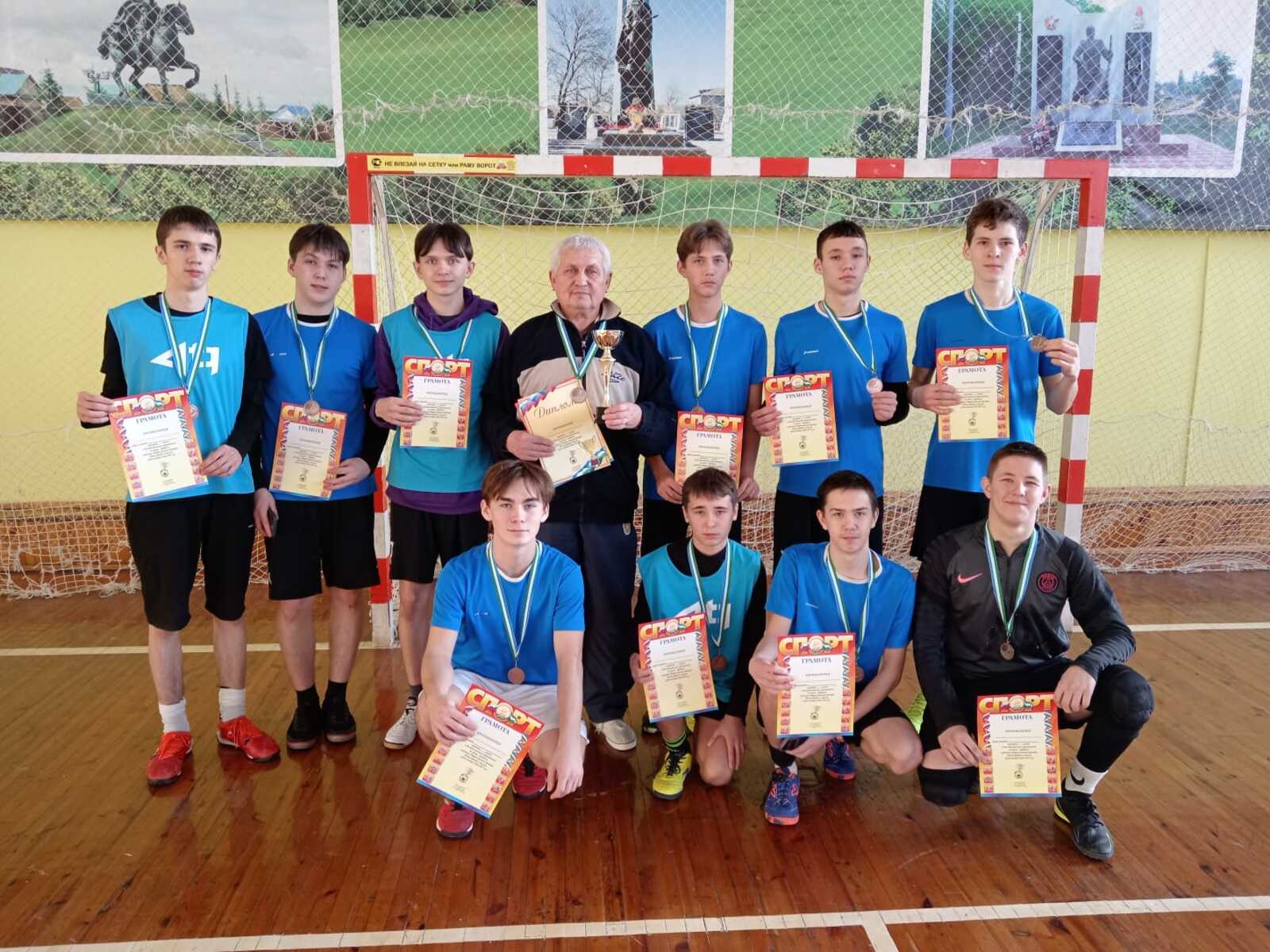 Команда ребят Мишкинского района участвует в республиканских соревнованиях по мини-футболу