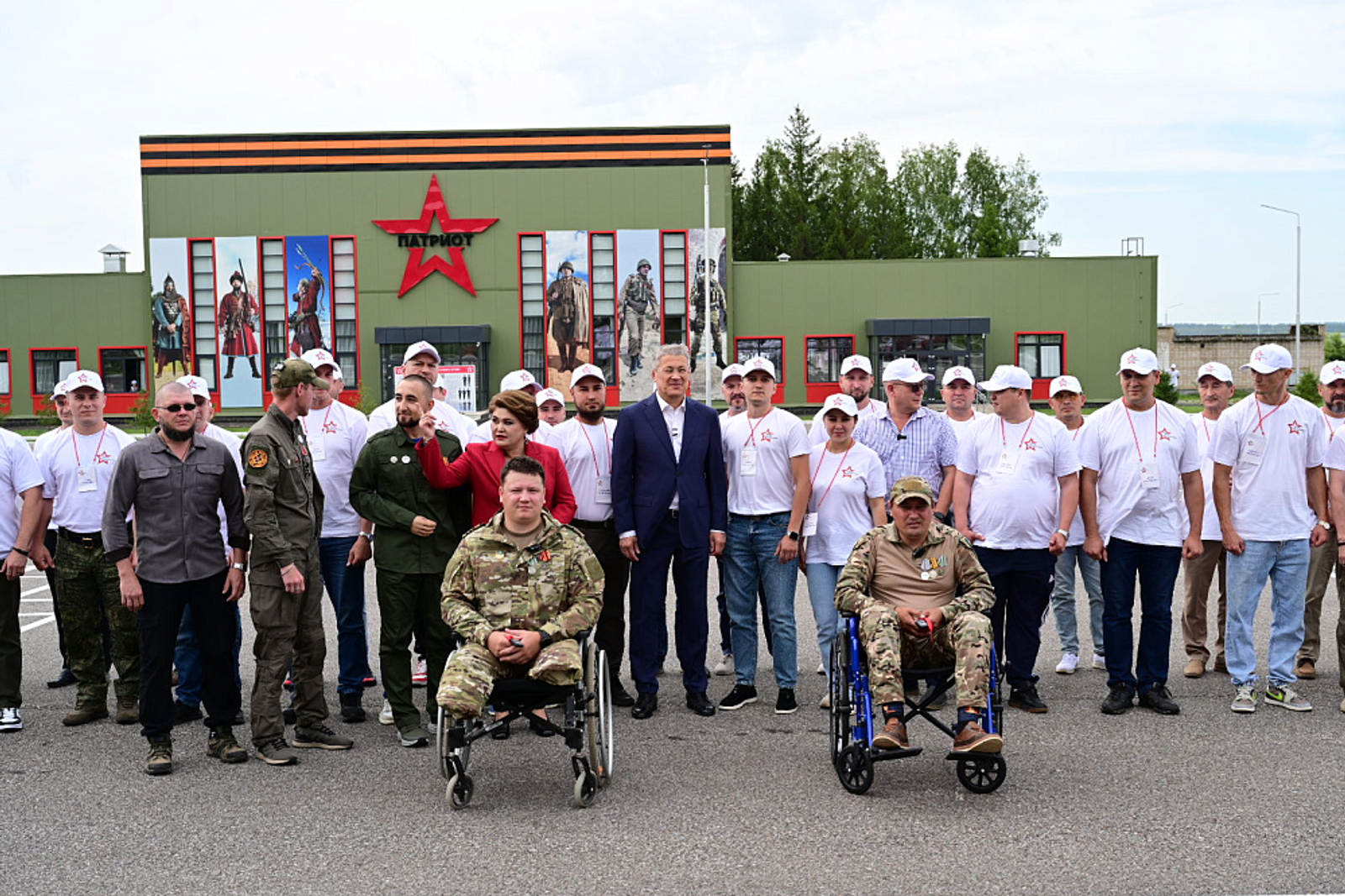 Радий Хабиров вручил ветеранам СВО ключи от автомобилей